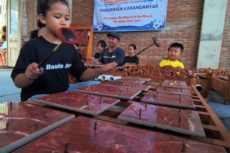 Warga Karanganyar Kenalkan Gamelan Keramik dan Karawitan sampai Luar Negeri
