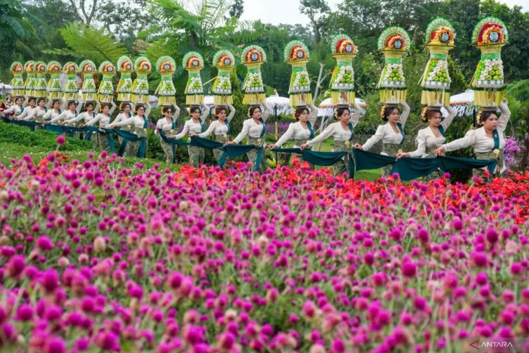 Parade seni budaya di taman bunga di Bali