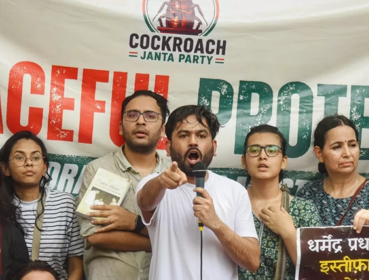 Tuntut Menteri Pendidikan Mundur, Pendukung Partai Kecoa Berkemah di Jalanan