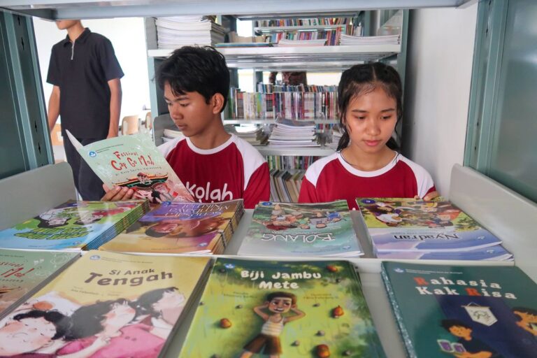 Buku Pelajaran yang Adaptif terhadap Pergantian Kurikulum