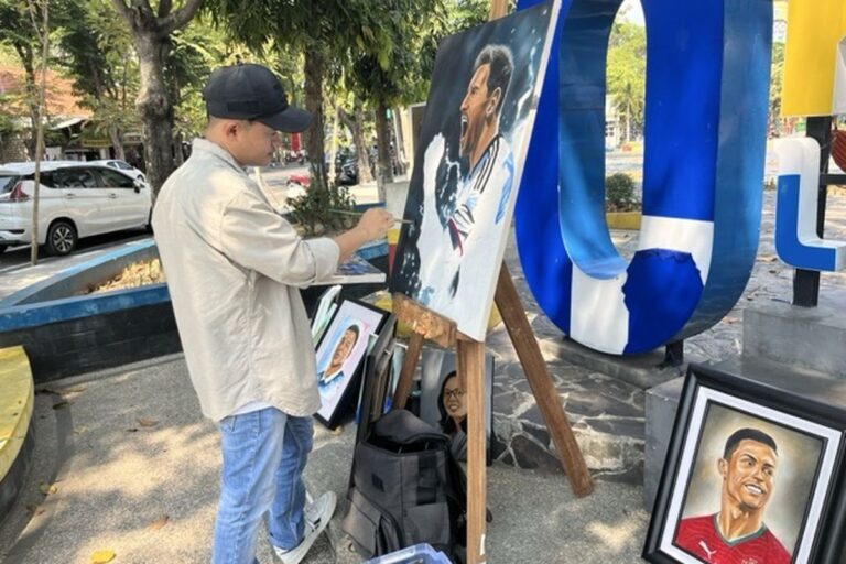Demam Piala Dunia Jadi Berkah Pelaku Seni Lukis Lamongan
