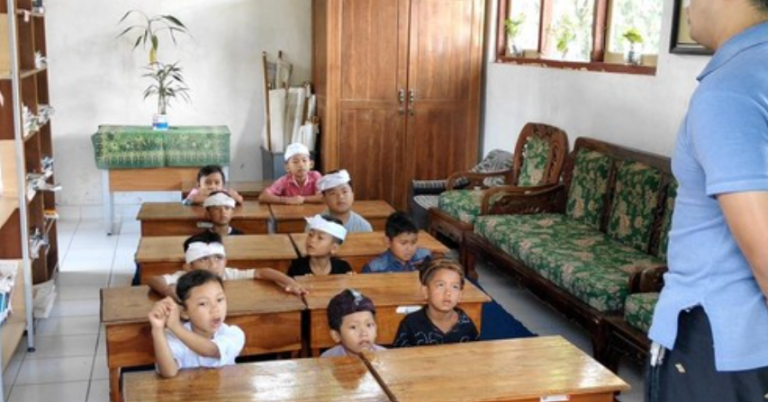 Cerianya Tiga Murid Baru SD 5 Belok/Sidan Badung Ikuti MPLS