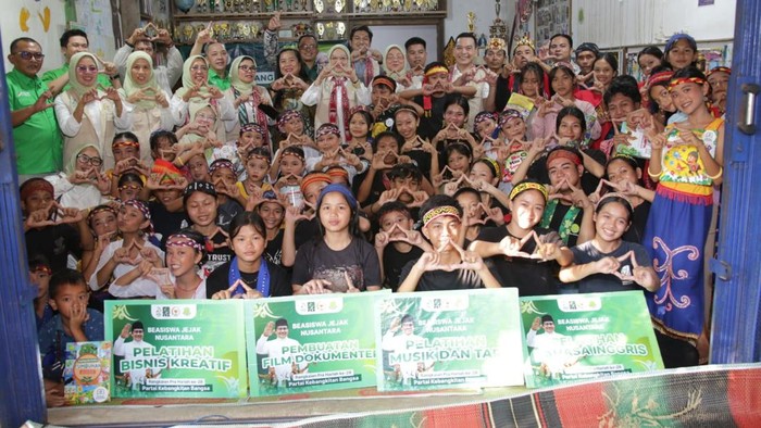 Fraksi PKB MPR Serahkan Beasiswa ke Siswa Sekolah Alam Arus Kualan