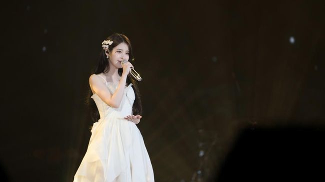 IU Tunda Konser dan Album Baru Akibat Sakit Telinga