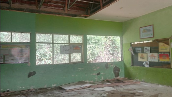 Pilu Siswa SDN Kubangsari Belajar di Bekas Rumah Panggung Nyaris Ambruk
