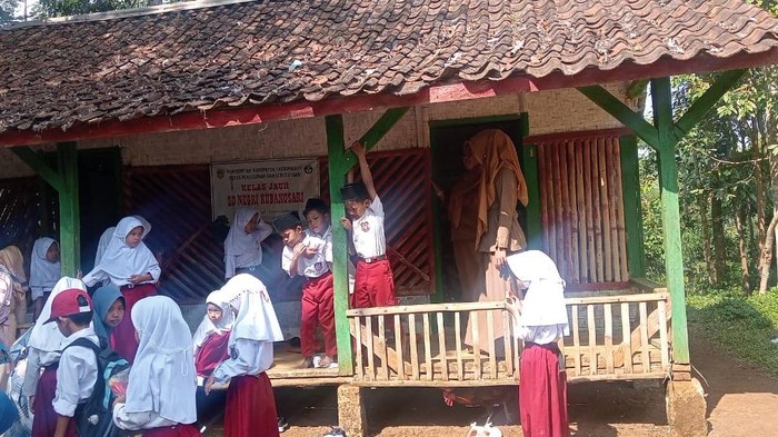 Potret Buram Pendidikan Tasik, 25 Siswa Berdesakan di Bilik Bambu Lapuk