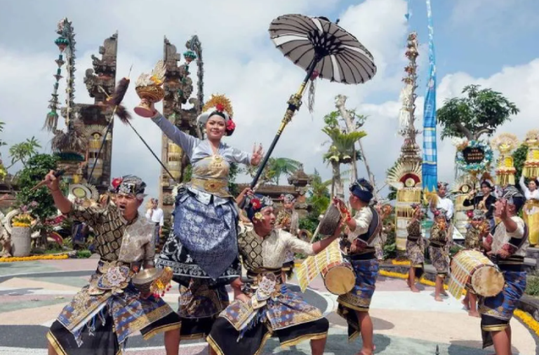 Pergelaran kesenian balaganjur pada hari suci umat Hindu di Bali