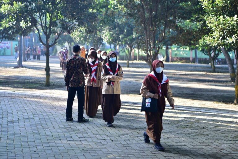 Erupsi Anak Krakatau, Mendikdasmen Imbau Sekolah di Daerah Tidak Aman Tak Gelar Tatap Muka